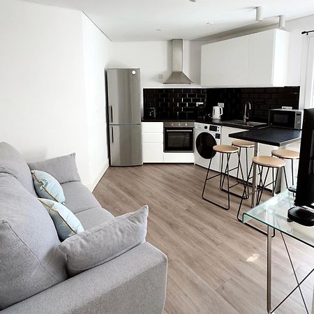 Modern City Centre Two Bedroom Windsor Apartment - Grand Central House Гибралтар Екстериор снимка