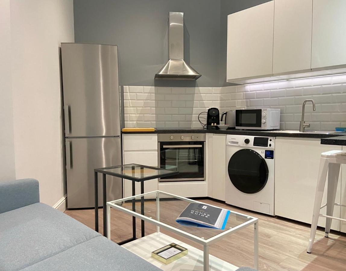 Modern City Centre Two Bedroom Windsor Apartment - Grand Central House Гибралтар Екстериор снимка