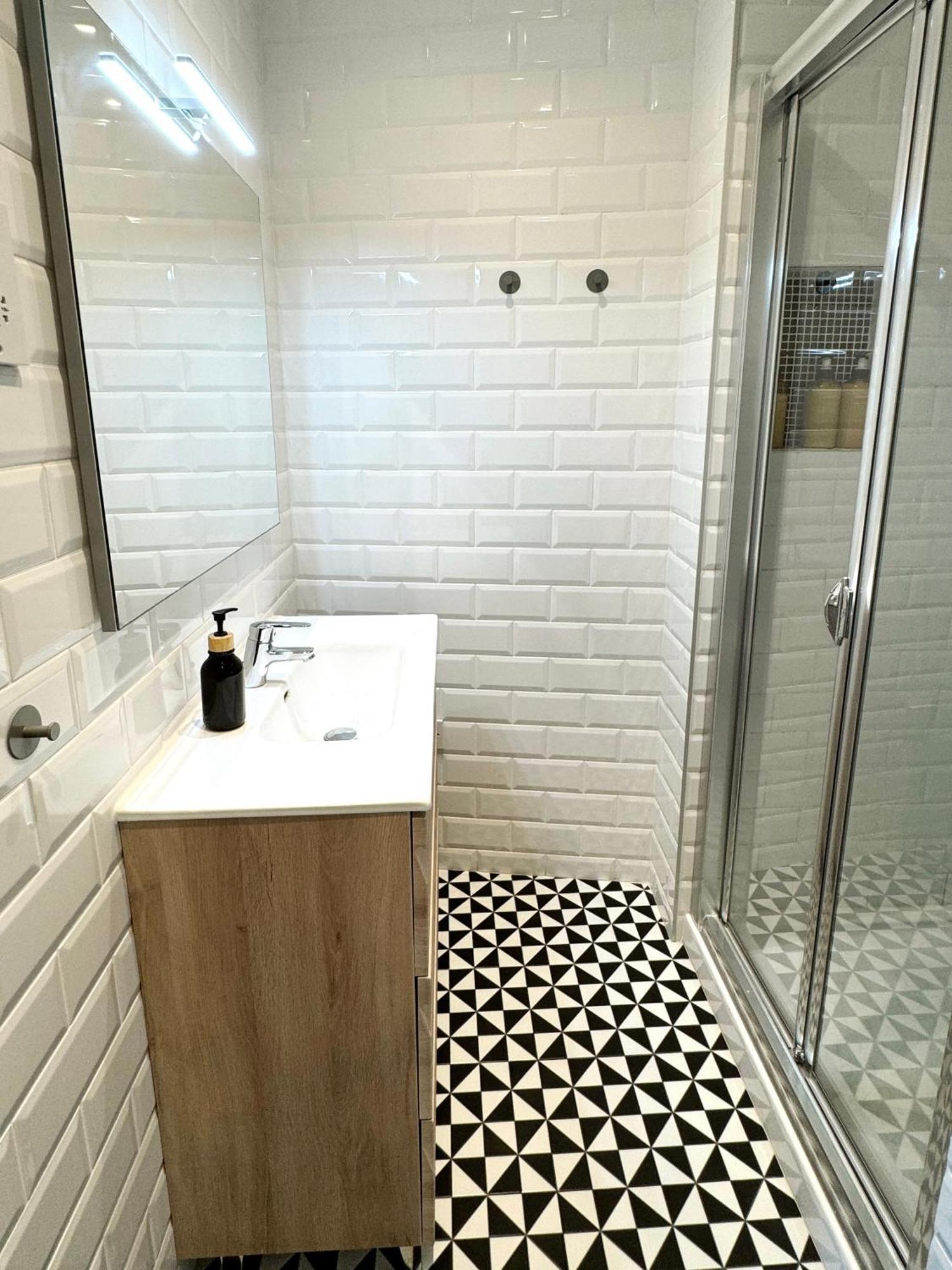 Modern City Centre Two Bedroom Windsor Apartment - Grand Central House Гибралтар Екстериор снимка