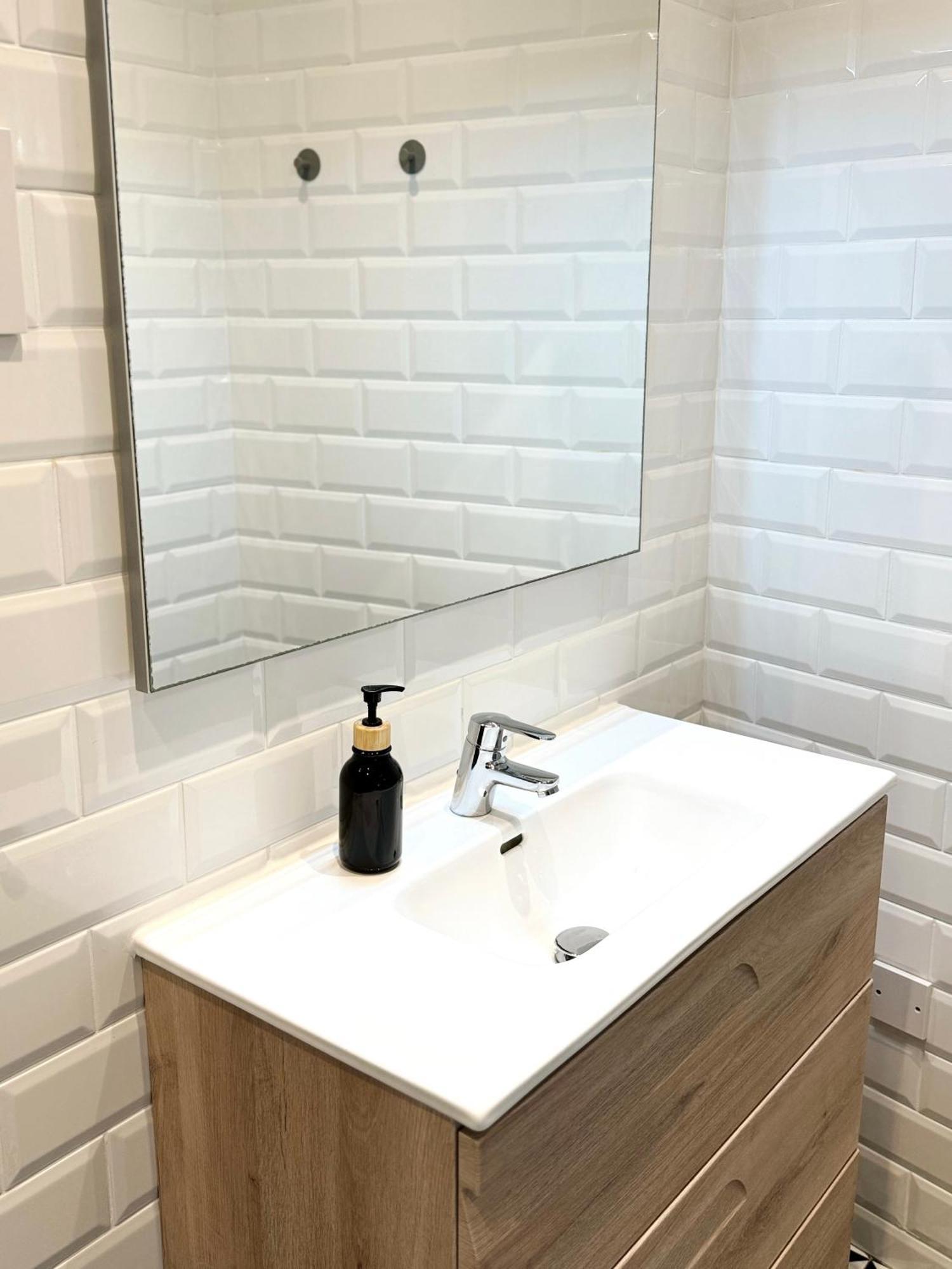 Modern City Centre Two Bedroom Windsor Apartment - Grand Central House Гибралтар Екстериор снимка