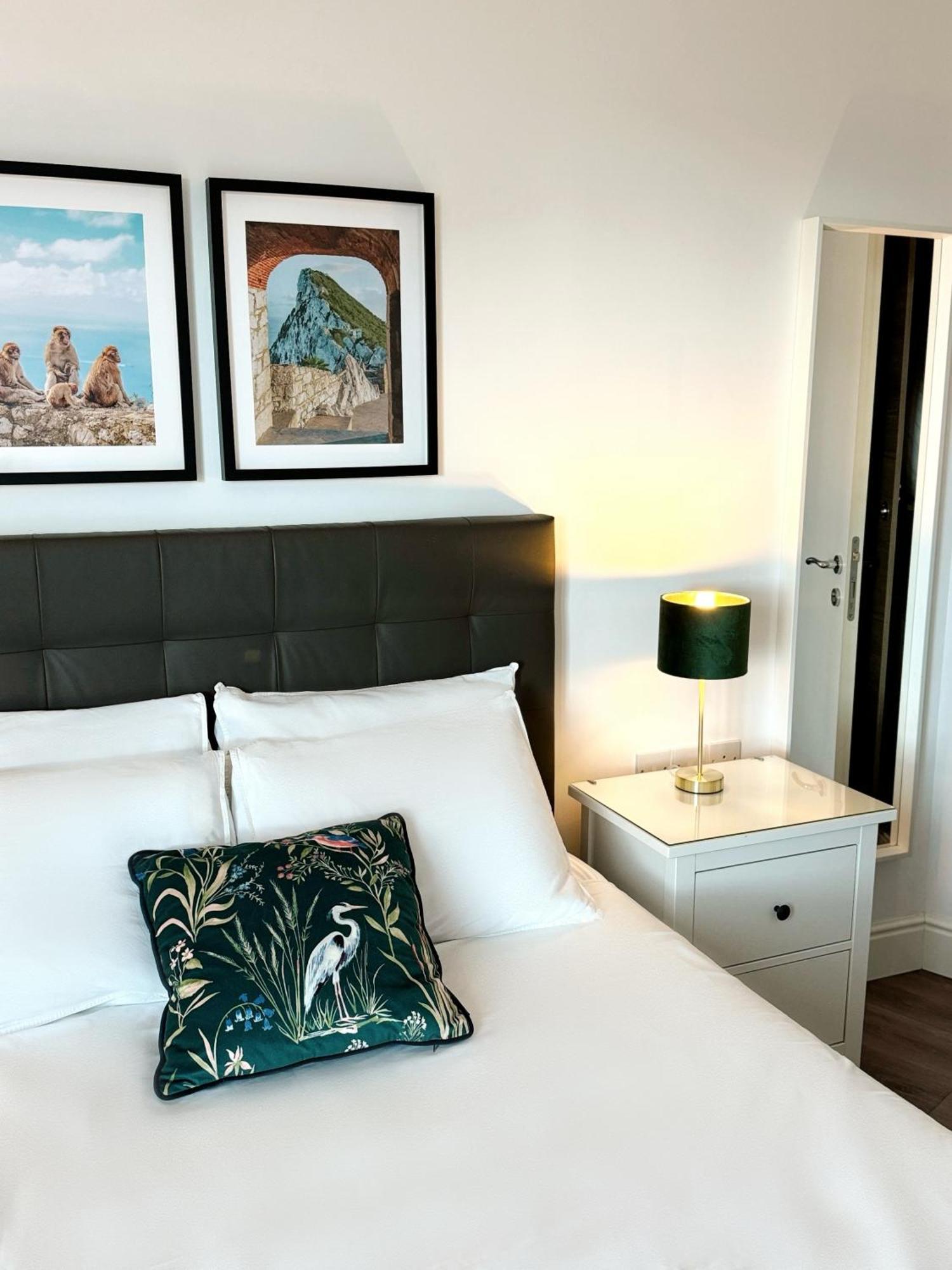 Modern City Centre Two Bedroom Windsor Apartment - Grand Central House Гибралтар Екстериор снимка