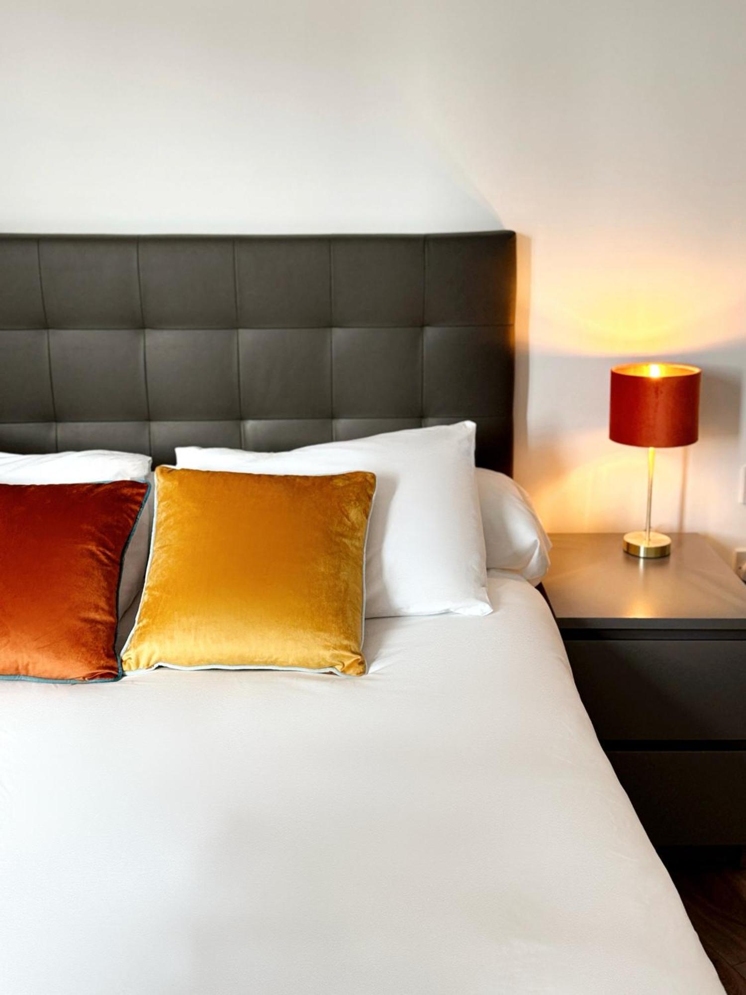Modern City Centre Two Bedroom Windsor Apartment - Grand Central House Гибралтар Екстериор снимка