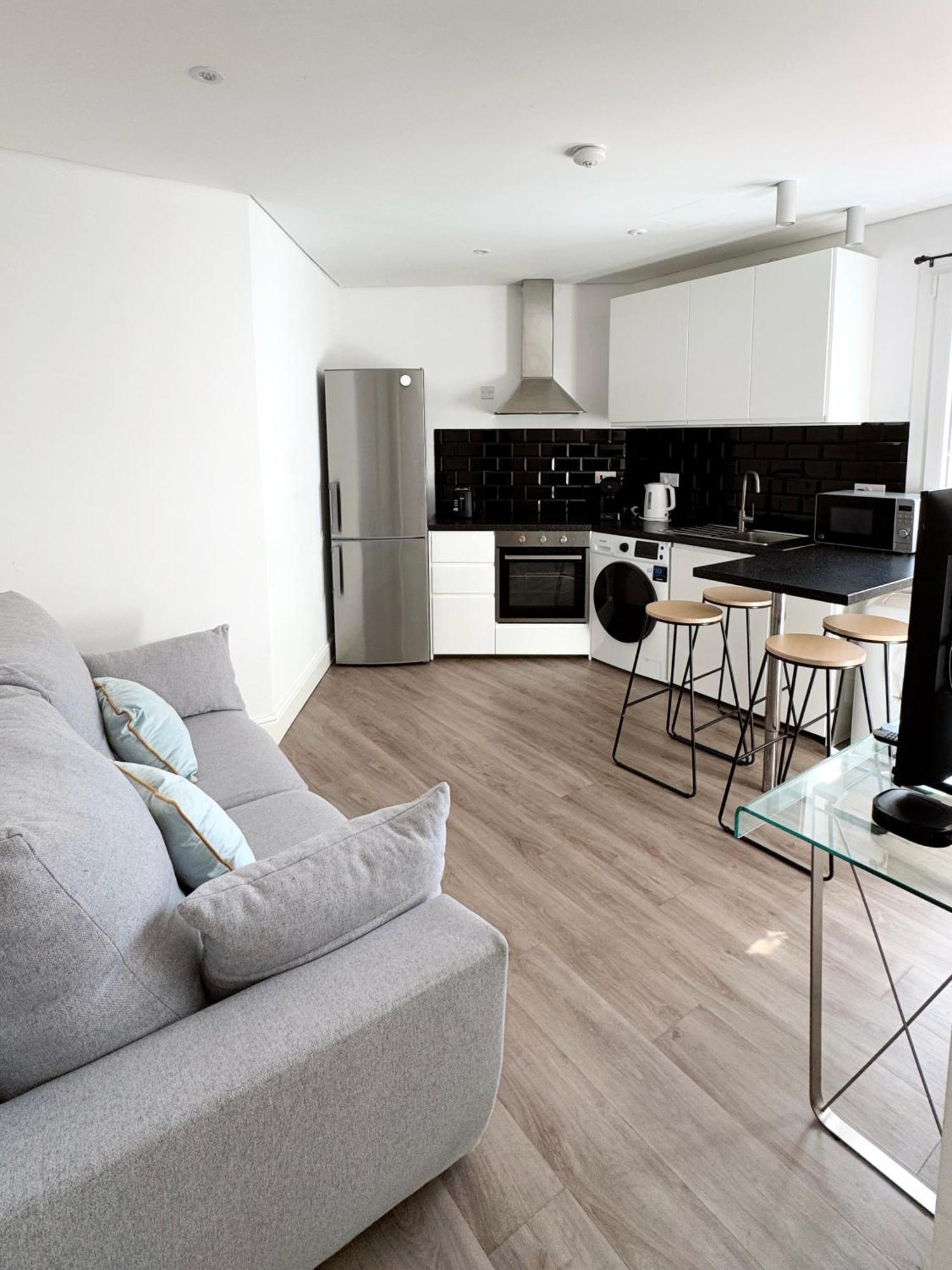Modern City Centre Two Bedroom Windsor Apartment - Grand Central House Гибралтар Екстериор снимка