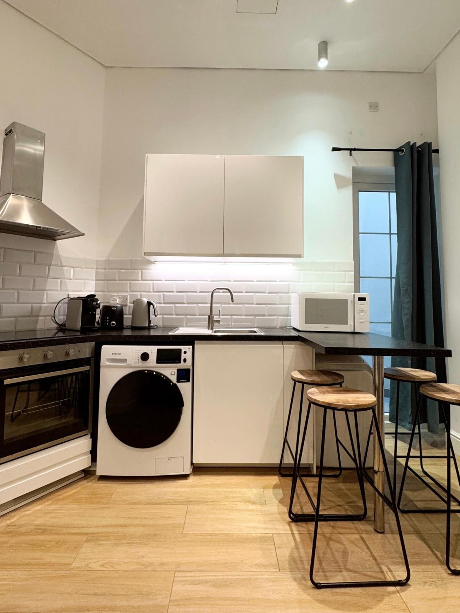Modern City Centre Two Bedroom Windsor Apartment - Grand Central House Гибралтар Екстериор снимка
