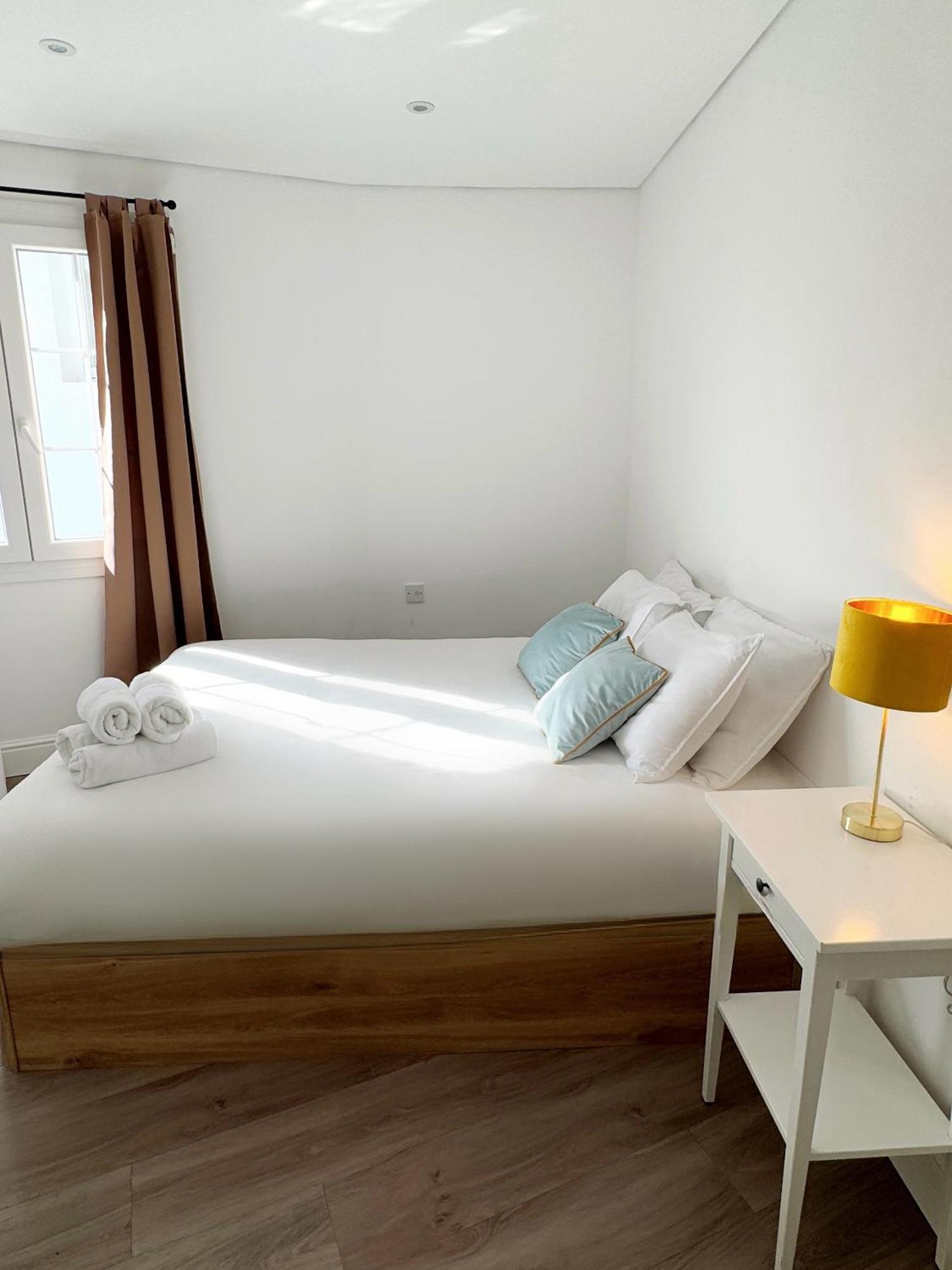 Modern City Centre Two Bedroom Windsor Apartment - Grand Central House Гибралтар Екстериор снимка